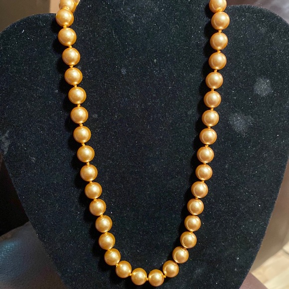 18” Goldtone Ball Necklace, not sure if it’s Metal Balls, or Faux Gold Pearls❤️ - Picture 1 of 4